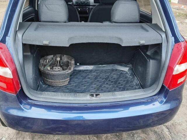 Синий Шкода Фабия, объемом двигателя 1.2 л и пробегом 138 тыс. км за 5200 $, фото 2 на Automoto.ua