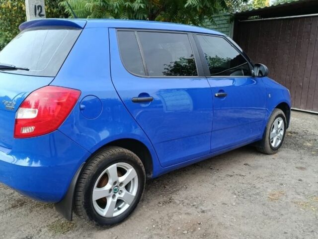 Синий Шкода Фабия, объемом двигателя 1.4 л и пробегом 220 тыс. км за 4900 $, фото 2 на Automoto.ua