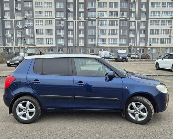 Синий Шкода Фабия, объемом двигателя 1.6 л и пробегом 144 тыс. км за 6999 $, фото 2 на Automoto.ua