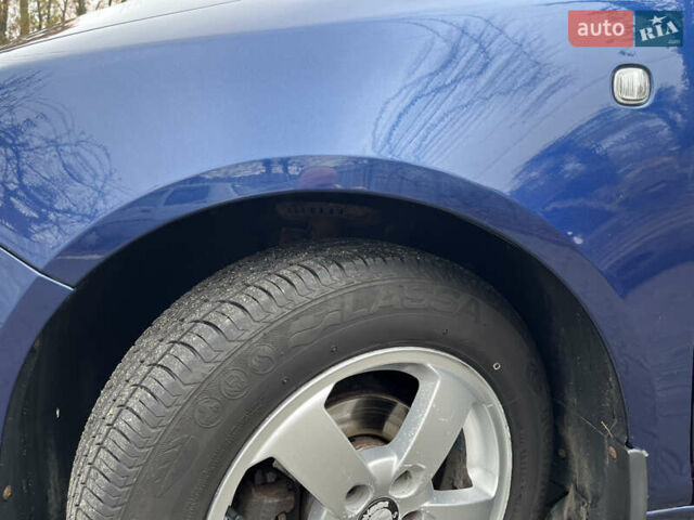 Синий Шкода Фабия, объемом двигателя 1.39 л и пробегом 280 тыс. км за 4800 $, фото 2 на Automoto.ua