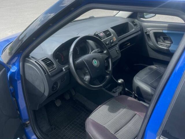 Синий Шкода Фабия, объемом двигателя 1.4 л и пробегом 280 тыс. км за 4600 $, фото 2 на Automoto.ua