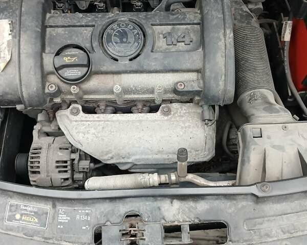 Синий Шкода Фабия, объемом двигателя 1.39 л и пробегом 176 тыс. км за 4200 $, фото 4 на Automoto.ua