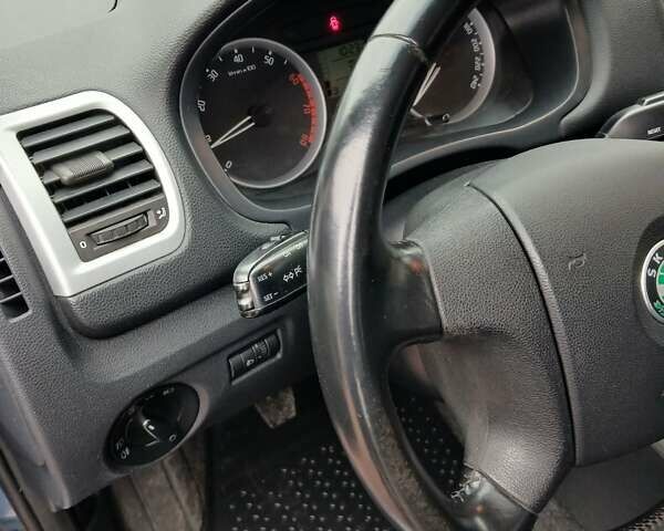 Синий Шкода Фабия, объемом двигателя 1.39 л и пробегом 176 тыс. км за 4200 $, фото 3 на Automoto.ua