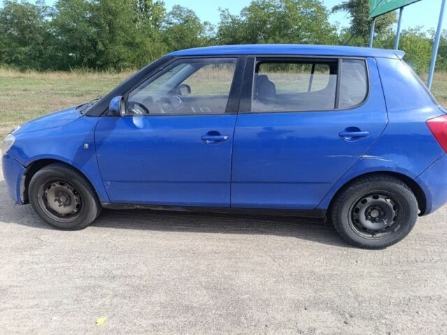 Синий Шкода Фабия, объемом двигателя 1.4 л и пробегом 600 тыс. км за 2500 $, фото 1 на Automoto.ua