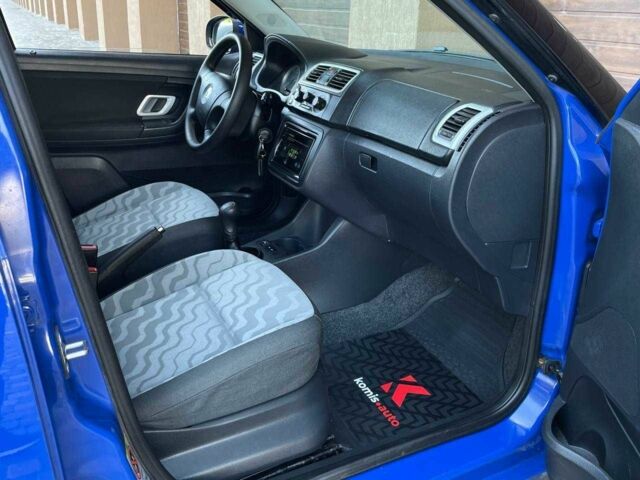 Синий Шкода Фабия, объемом двигателя 1.4 л и пробегом 200 тыс. км за 4699 $, фото 7 на Automoto.ua