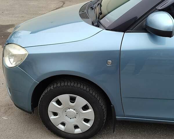 Синий Шкода Фабия, объемом двигателя 1.2 л и пробегом 199 тыс. км за 4800 $, фото 2 на Automoto.ua