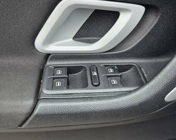 Синий Шкода Фабия, объемом двигателя 1.6 л и пробегом 144 тыс. км за 6999 $, фото 9 на Automoto.ua