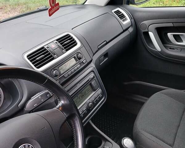 Синий Шкода Фабия, объемом двигателя 1.39 л и пробегом 176 тыс. км за 4200 $, фото 2 на Automoto.ua