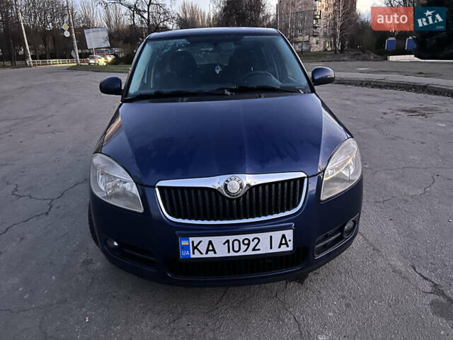 Синий Шкода Фабия, объемом двигателя 1.2 л и пробегом 220 тыс. км за 4900 $, фото 1 на Automoto.ua