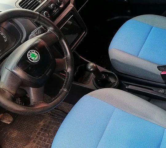 Синий Шкода Фабия, объемом двигателя 1.2 л и пробегом 111 тыс. км за 4200 $, фото 2 на Automoto.ua