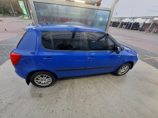 Синий Шкода Фабия, объемом двигателя 1.4 л и пробегом 405 тыс. км за 3250 $, фото 3 на Automoto.ua