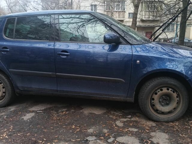 Синий Шкода Фабия, объемом двигателя 1.2 л и пробегом 220 тыс. км за 5000 $, фото 1 на Automoto.ua