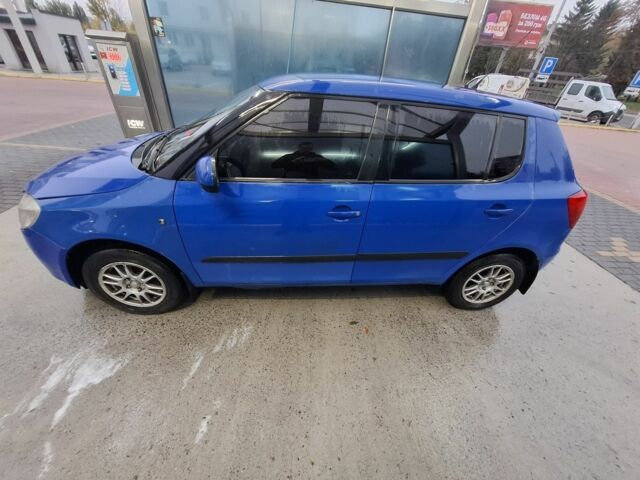 Синий Шкода Фабия, объемом двигателя 1.4 л и пробегом 405 тыс. км за 3250 $, фото 4 на Automoto.ua