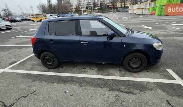 Синий Шкода Фабия, объемом двигателя 1.39 л и пробегом 315 тыс. км за 4200 $, фото 3 на Automoto.ua