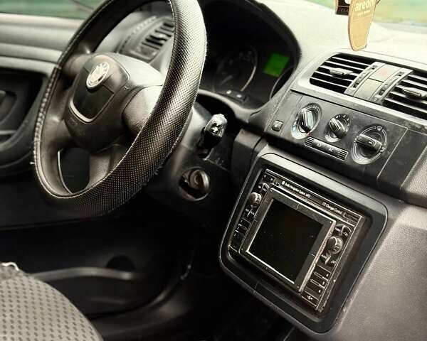 Синій Шкода Фабія, об'ємом двигуна 1.39 л та пробігом 420 тис. км за 2750 $, фото 8 на Automoto.ua