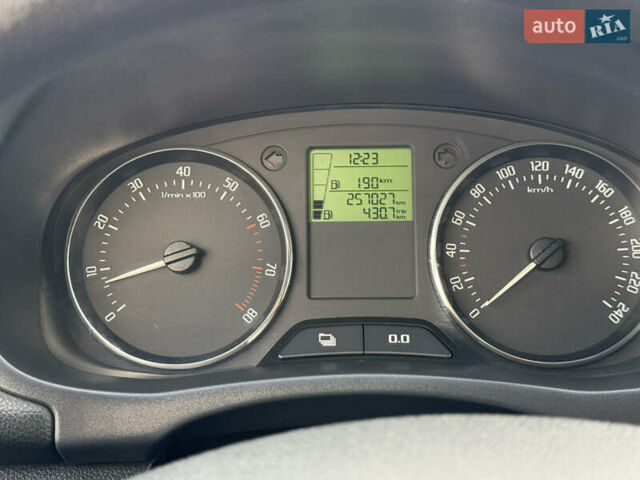 Синій Шкода Фабія, об'ємом двигуна 1.4 л та пробігом 257 тис. км за 4500 $, фото 11 на Automoto.ua