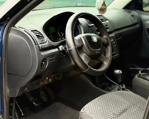 Синій Шкода Фабія, об'ємом двигуна 1.39 л та пробігом 420 тис. км за 2750 $, фото 6 на Automoto.ua