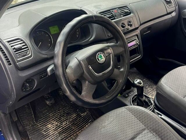 Синий Шкода Фабия, объемом двигателя 1.4 л и пробегом 200 тыс. км за 2750 $, фото 6 на Automoto.ua