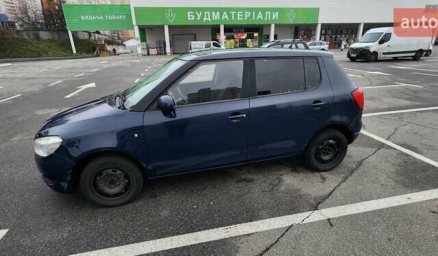 Синий Шкода Фабия, объемом двигателя 1.39 л и пробегом 315 тыс. км за 4200 $, фото 2 на Automoto.ua
