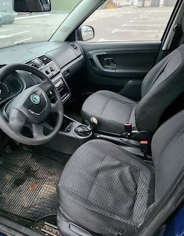 Синий Шкода Фабия, объемом двигателя 1.39 л и пробегом 315 тыс. км за 4200 $, фото 5 на Automoto.ua