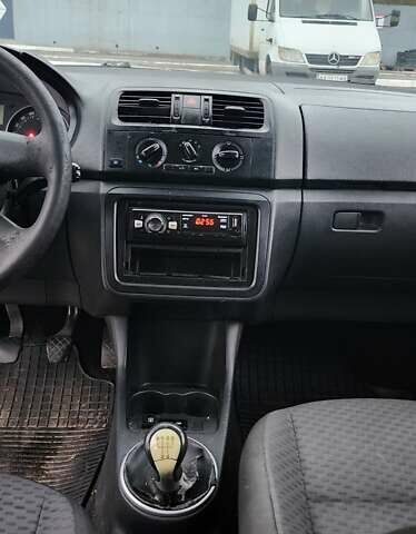 Синий Шкода Фабия, объемом двигателя 1.39 л и пробегом 315 тыс. км за 4200 $, фото 6 на Automoto.ua