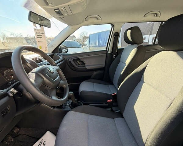 Синий Шкода Фабия, объемом двигателя 1.2 л и пробегом 181 тыс. км за 5999 $, фото 3 на Automoto.ua