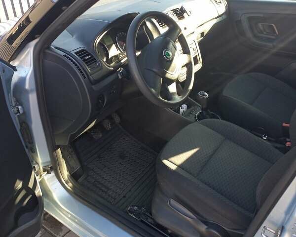Синій Шкода Фабія, об'ємом двигуна 1.2 л та пробігом 147 тис. км за 5500 $, фото 9 на Automoto.ua