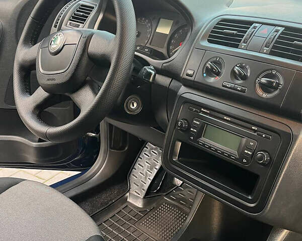 Синий Шкода Фабия, объемом двигателя 1.6 л и пробегом 240 тыс. км за 5900 $, фото 10 на Automoto.ua