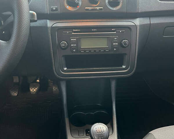 Синий Шкода Фабия, объемом двигателя 1.6 л и пробегом 240 тыс. км за 5900 $, фото 12 на Automoto.ua