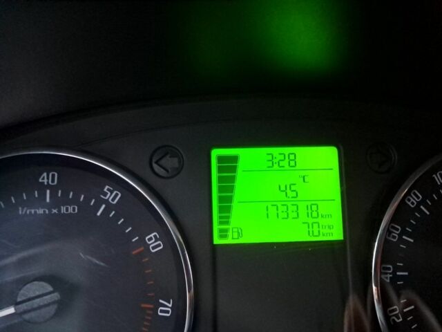 Синий Шкода Фабия, объемом двигателя 1.4 л и пробегом 173 тыс. км за 5550 $, фото 9 на Automoto.ua