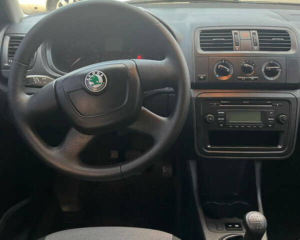 Синий Шкода Фабия, объемом двигателя 1.6 л и пробегом 240 тыс. км за 5900 $, фото 7 на Automoto.ua