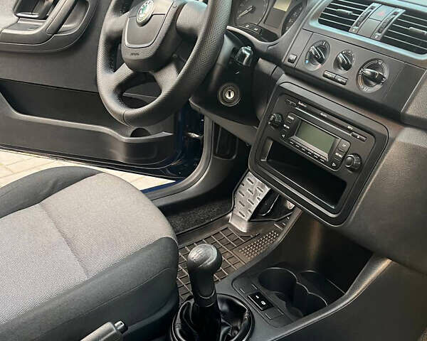 Синий Шкода Фабия, объемом двигателя 1.6 л и пробегом 240 тыс. км за 5900 $, фото 9 на Automoto.ua