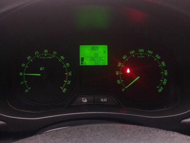 Синий Шкода Фабия, объемом двигателя 1.6 л и пробегом 217 тыс. км за 5200 $, фото 8 на Automoto.ua