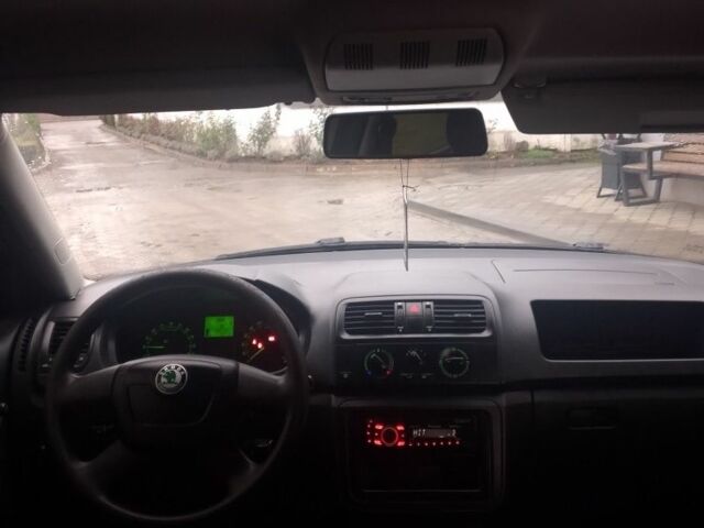 Синий Шкода Фабия, объемом двигателя 1.6 л и пробегом 217 тыс. км за 5200 $, фото 9 на Automoto.ua