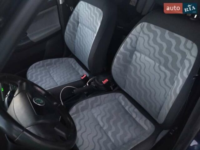 Синий Шкода Фабия, объемом двигателя 1.6 л и пробегом 237 тыс. км за 6000 $, фото 5 на Automoto.ua