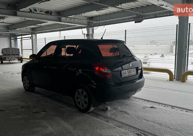 Синий Шкода Фабия, объемом двигателя 1.4 л и пробегом 271 тыс. км за 5000 $, фото 2 на Automoto.ua