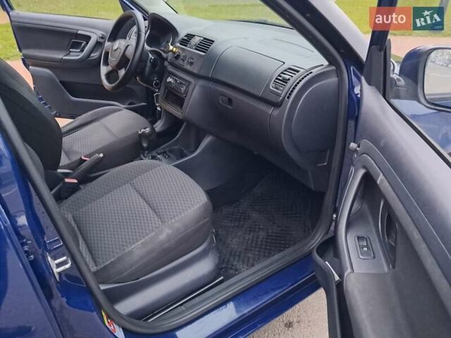 Синий Шкода Фабия, объемом двигателя 1.39 л и пробегом 173 тыс. км за 5550 $, фото 2 на Automoto.ua