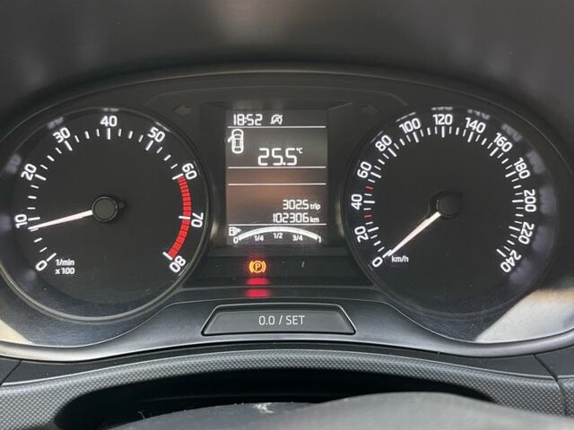 Синий Шкода Фабия, объемом двигателя 1 л и пробегом 102 тыс. км за 7200 $, фото 4 на Automoto.ua