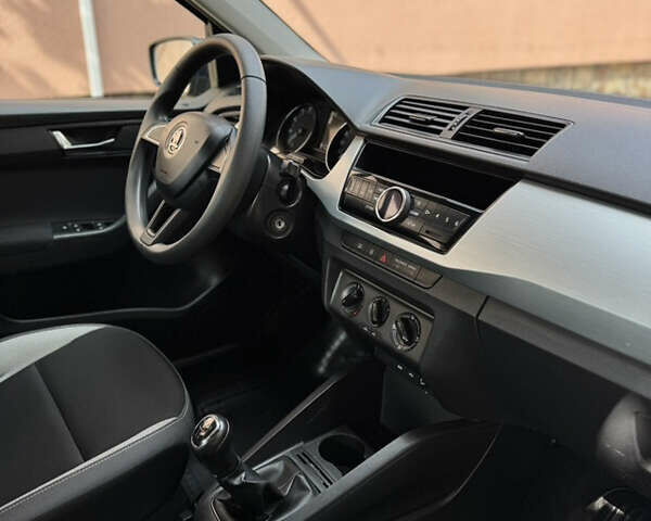 Синий Шкода Фабия, объемом двигателя 1 л и пробегом 160 тыс. км за 6999 $, фото 5 на Automoto.ua