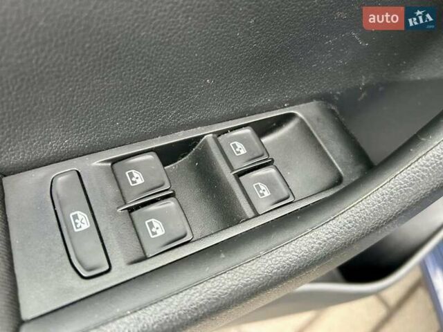 Синий Шкода Фабия, объемом двигателя 1 л и пробегом 70 тыс. км за 7300 $, фото 7 на Automoto.ua