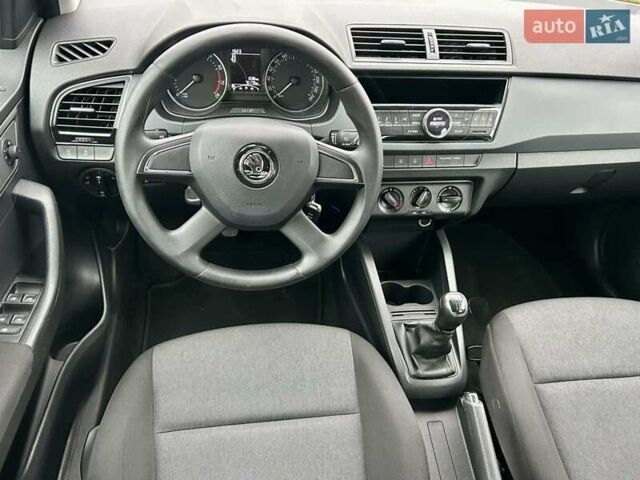 Синий Шкода Фабия, объемом двигателя 1 л и пробегом 70 тыс. км за 7300 $, фото 4 на Automoto.ua