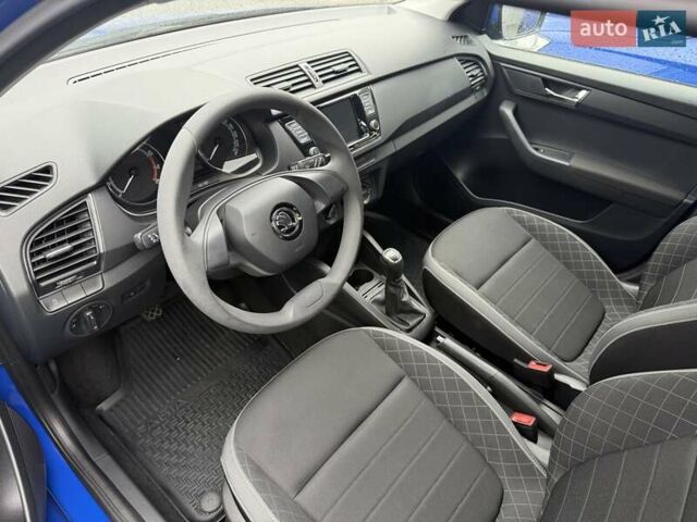 Синий Шкода Фабия, объемом двигателя 1 л и пробегом 39 тыс. км за 11824 $, фото 3 на Automoto.ua