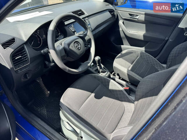 Синий Шкода Фабия, объемом двигателя 1 л и пробегом 54 тыс. км за 11279 $, фото 6 на Automoto.ua