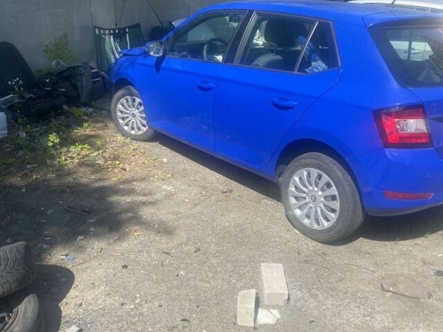 Синий Шкода Фабия, объемом двигателя 1 л и пробегом 61 тыс. км за 3800 $, фото 2 на Automoto.ua