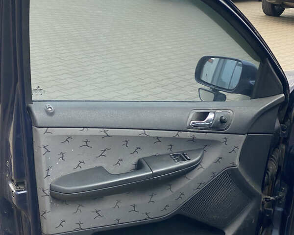 Синий Шкода Фабия, объемом двигателя 1.39 л и пробегом 282 тыс. км за 1200 $, фото 11 на Automoto.ua