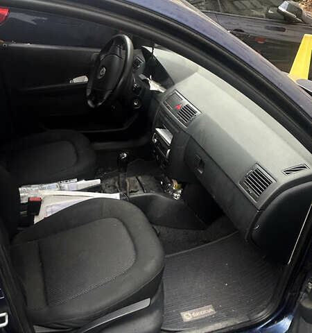 Синий Шкода Фабия, объемом двигателя 1.13 л и пробегом 380 тыс. км за 3500 $, фото 6 на Automoto.ua