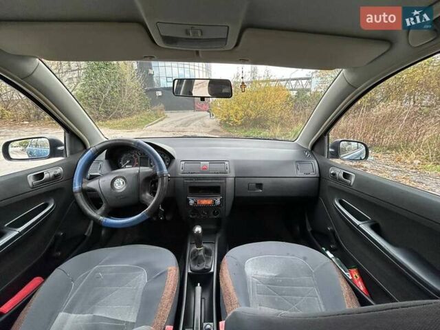 Синий Шкода Фабия, объемом двигателя 1.2 л и пробегом 207 тыс. км за 4000 $, фото 3 на Automoto.ua