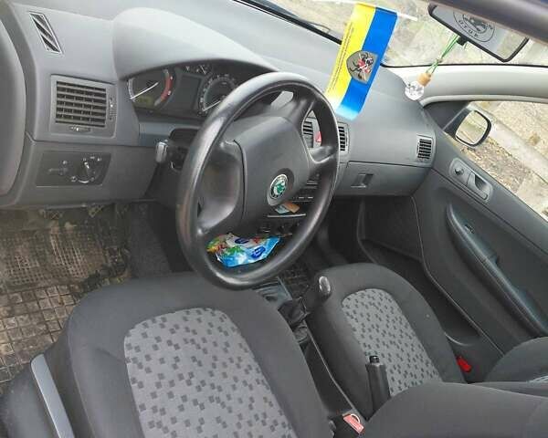 Синий Шкода Фабия, объемом двигателя 1.39 л и пробегом 250 тыс. км за 4300 $, фото 2 на Automoto.ua