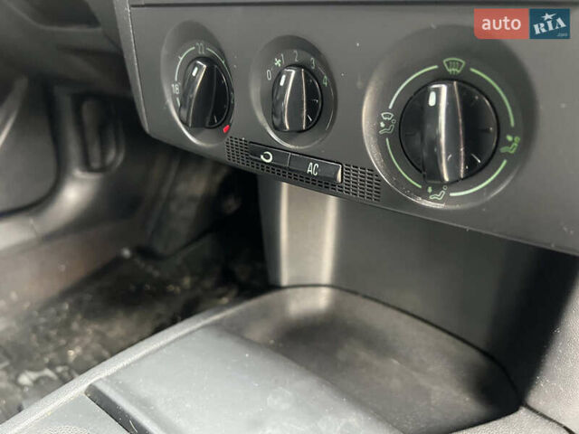 Синий Шкода Фабия, объемом двигателя 1.4 л и пробегом 293 тыс. км за 3500 $, фото 7 на Automoto.ua