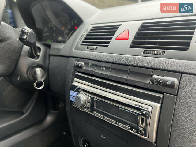 Синий Шкода Фабия, объемом двигателя 1.4 л и пробегом 293 тыс. км за 3500 $, фото 6 на Automoto.ua